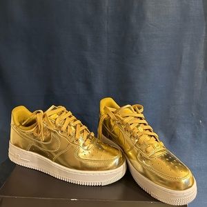 Nike gold Air Force 1 - NWT sz 8